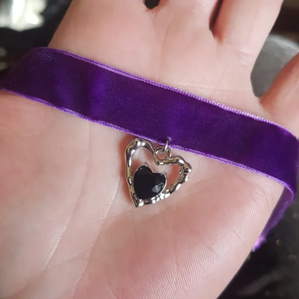 Collier ras de cou en velours violet avec pendentif coeur gothique.