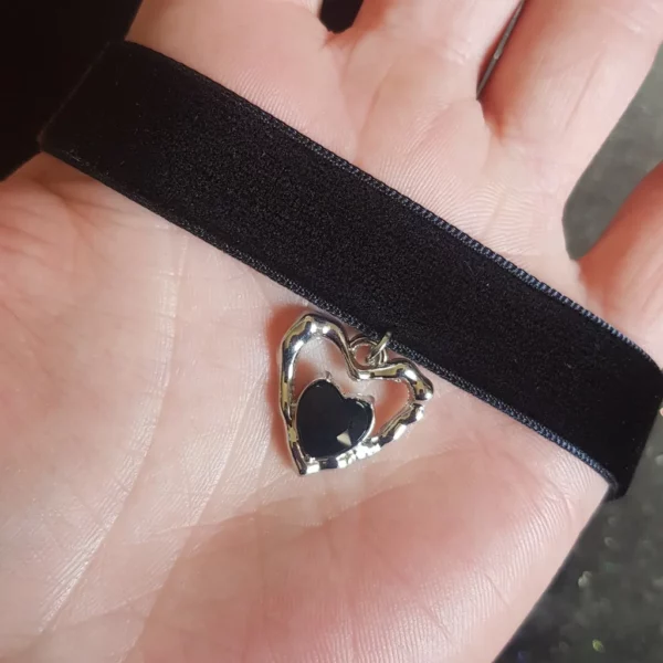 Collier ras de cou en velours noir avec pendentif coeur gothique.