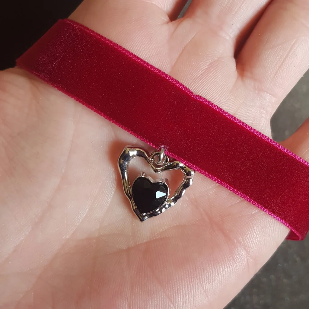 Collier ras de cou en velours rouge avec pendentif coeur gothique.