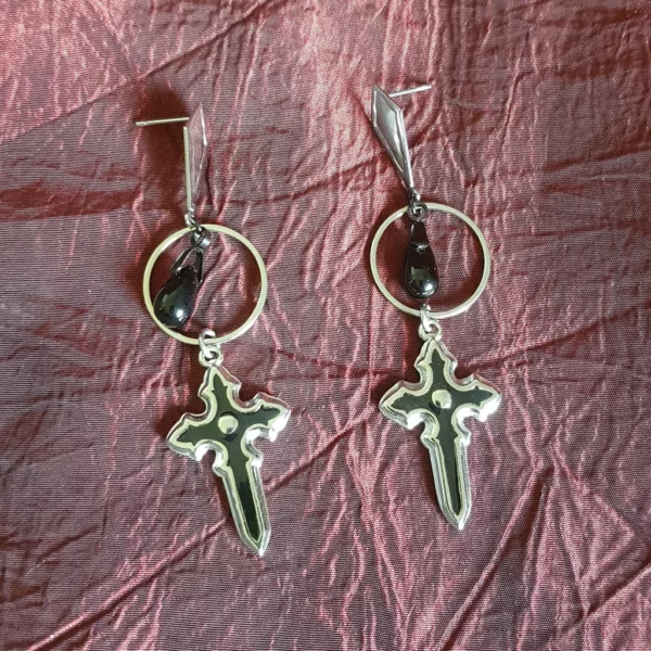 Boucles d'oreilles croix gothique en acier – Image 3