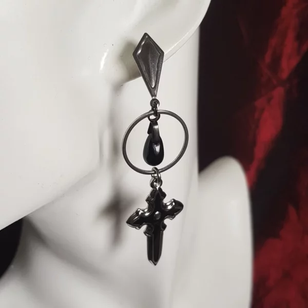 Boucles d'oreilles croix gothique en acier – Image 4