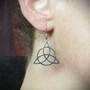 Avec ces boucles d'oreilles triquetra celtique, arborez tout en finesse ce joli noeud de la trinité. En acier inoxydable. Diamètre de pendant de 2.5 cm.