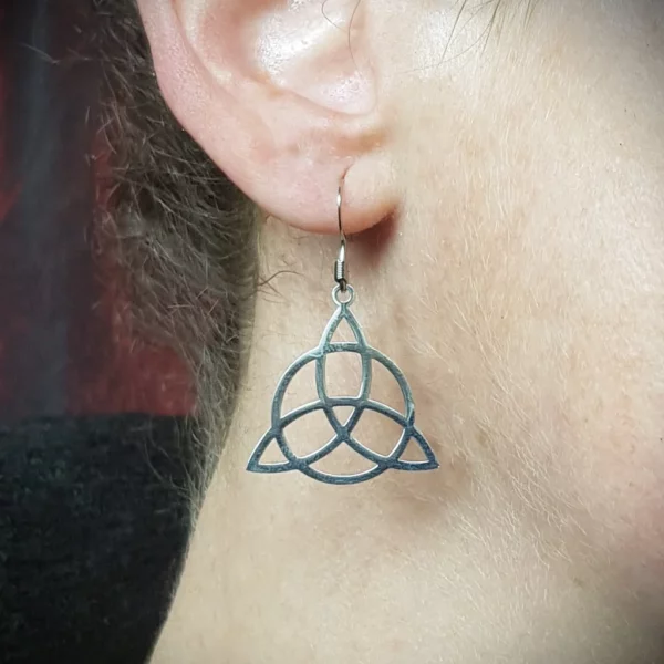 Avec ces boucles d'oreilles triquetra celtique, arborez tout en finesse ce joli noeud de la trinité. En acier inoxydable. Diamètre de pendant de 2.5 cm.