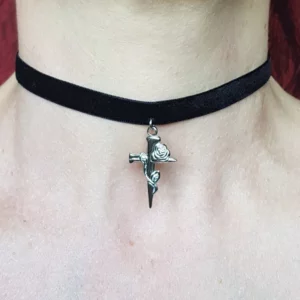 Ce collier ras de cou fin croix et sa rose se distingue par son pendentif en forme de croix, formé par ce qui ressemble bien à deux pieux...le tout lié par une jolie fleur. Un bijou crucifix avec rose indémodable du style gothique!