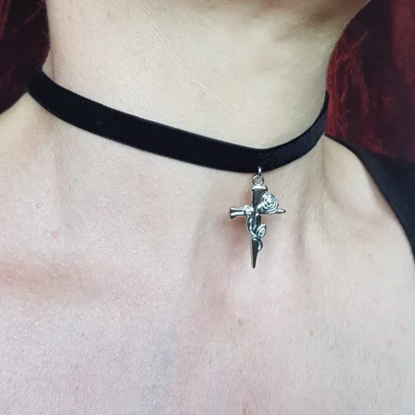 Collier ras de cou fin croix et sa rose – Image 3