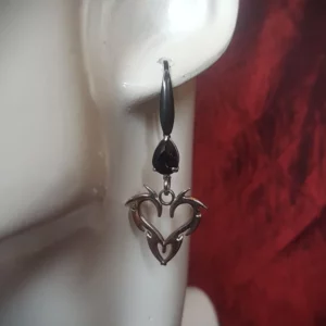 Ces boucles d'oreilles coeur gothique feront un cadeau idéal pour (re)déclarer votre flamme! Originales avec leurs pendants coeur et leur couleur noir et acier, elles finiront de vous séduire avec leur qualité grâce à leur composition: acier inoxydable et verre.