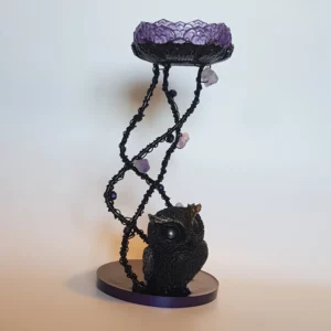 Avec sa touche fantasy, cet adorable bougeoir petit hibou et améthyste sera du plus bel effet pour une décoration d'autel de sorcière ou tout autre endroit de votre choix!