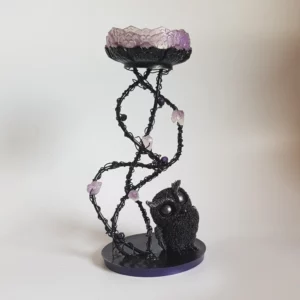 Cet adorable bougeoir petit hibou et améthyste sera du plus bel effet pour une décoration d'autel de sorcière ou fantasy! Hauteur de 19 cm environ.