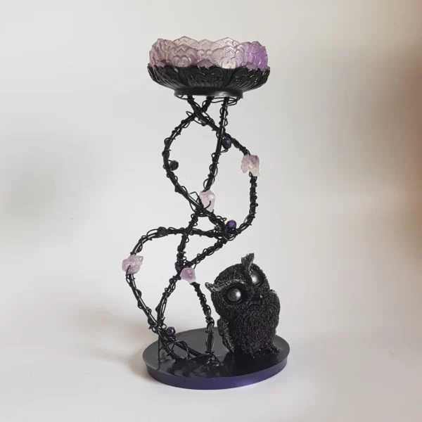 Cet adorable bougeoir petit hibou et améthyste sera du plus bel effet pour une décoration d'autel de sorcière ou fantasy! Hauteur de 19 cm environ.
