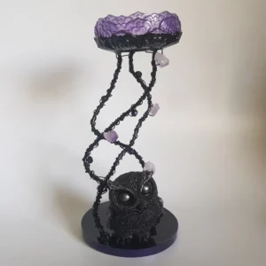 Cet adorable bougeoir petit hibou et améthyste sera du plus bel effet pour une décoration d'autel de sorcière ou fantasy! Hauteur de 19 cm environ.