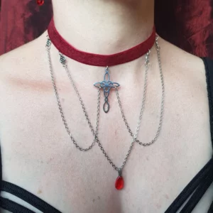 Ce collier ras de cou noeud et croix celtique se compose d'un tour de cou en velours rouge et son pendentif croix, avec chaines et noeuds celtique.