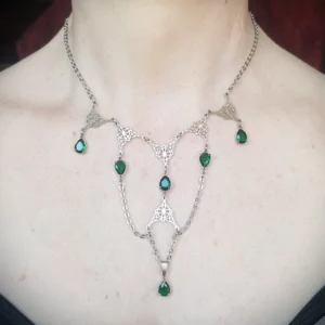 Craquez pour ce grand collier elfique en acier inoxydable, mêlant noeud celtique, chaines et pendants en verre vert. Porté seul ou en parure, il sublimera votre tenue avec élégance en lui apportant une délicate touche elfique. Le petit plus de ce magnifique bijou? Il est entièrement en acier inoxydable et verre, ce qui lui confère robustesse et durabilité.