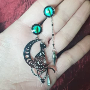 Ces boucles d'oreilles chat mystique asymétrique détonnent au premier coup d'oeil avec leur yeux de chat vert, mais ce n'est pas leur seul atout!