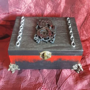 Cette boîte en bois décorée Fenrir nous plonge dans la mythologie viking: une annonce du Ragnarök car le loup géant est libéré de ses chaines.