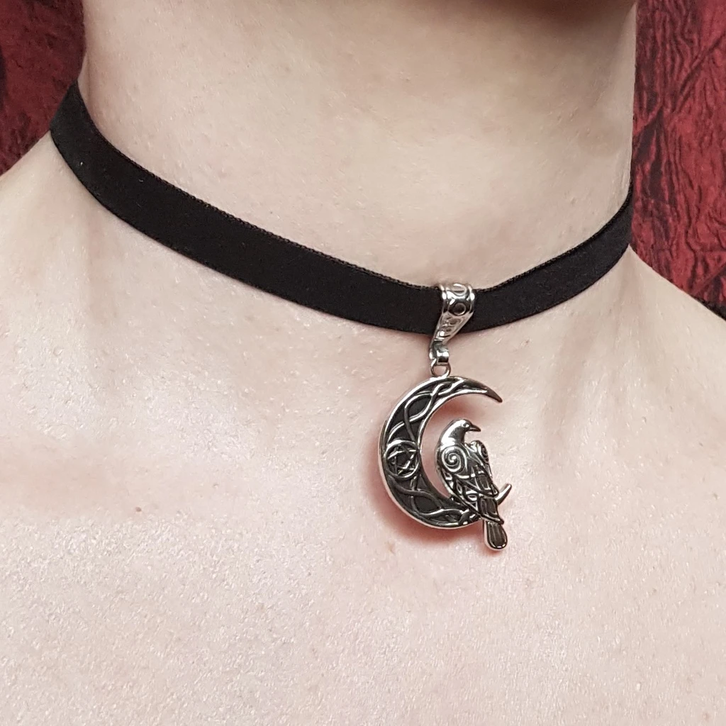 Collier ras de cou corbeau et lune – Image 3