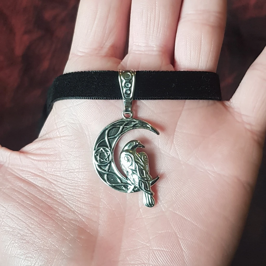 Collier ras de cou corbeau et lune – Image 2