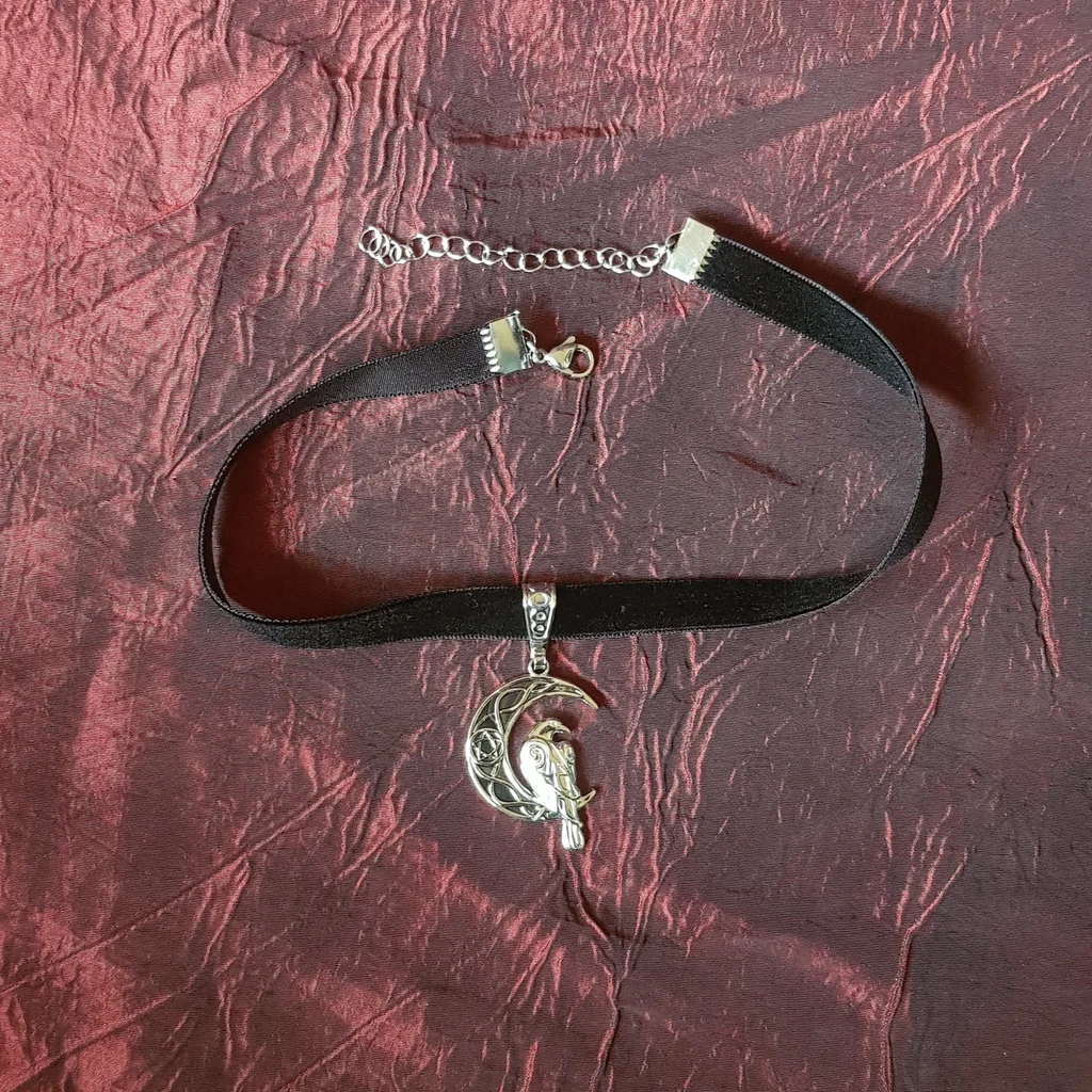 Collier ras de cou corbeau et lune – Image 4