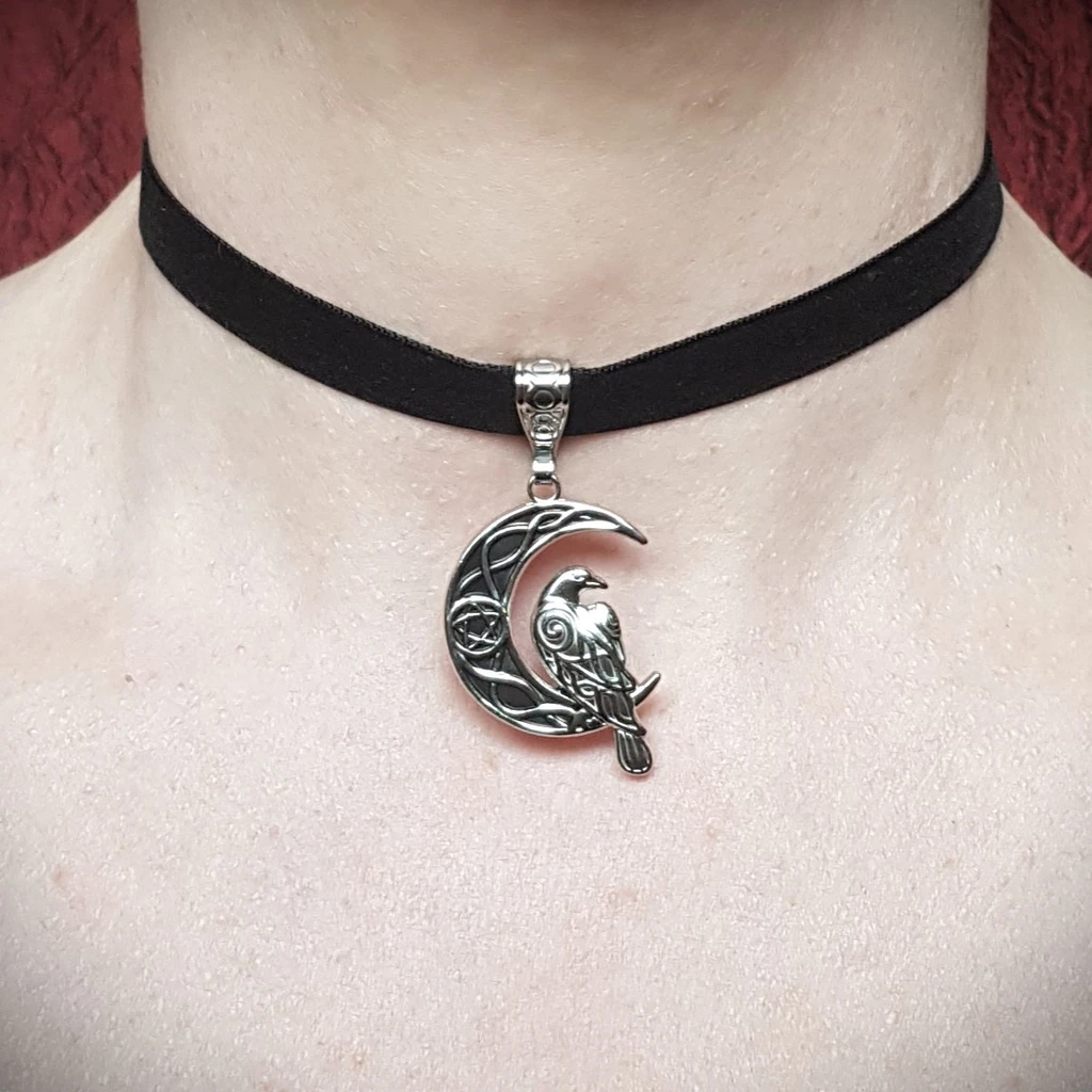 Ce collier ras de cou corbeau et lune sera parfait pour un style celtique, viking ou même witchy, avec ses entrelacs et son croissant de lune orné d'un pentacle.