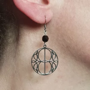 Ces délicates boucles d'oreilles celtique ronde sortent des sentiers battus! Rondes, elles offrent de délicats entrelacs qui entourent deux cercles infinis, reliés entre eux. Elles seront parfaite pour apporter une touche celtique moderne à votre look grâce à la perle à facettes noire!