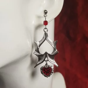 Si vous êtes amoureuse de ces créatures, voici les boucles d'oreilles ailes de chauve-souris et coeur! Envoûtement et look assuré avec ces bijoux gothique intemporels. Les petits plus qui font la différence? Elles sont en acier inoxydable et ornés d'une jolie perle rouge en verre tchèque.