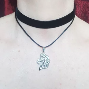Ce collier double rangée cheval celtique se compose d'une partie ras de cou en velours noir et d'un cordon satiné accompagnant un joli pendentif en acier inoxydable: un cheval style entrelac celte.