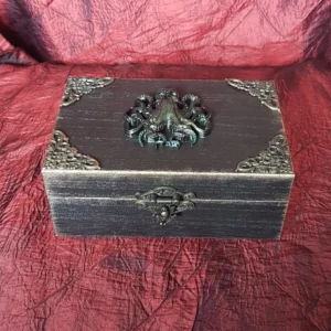 Cette boîte en bois décorée Kraken vous plongera dans les mondes anciens, un hommage aux crétures poulpesque de Lovecraft.