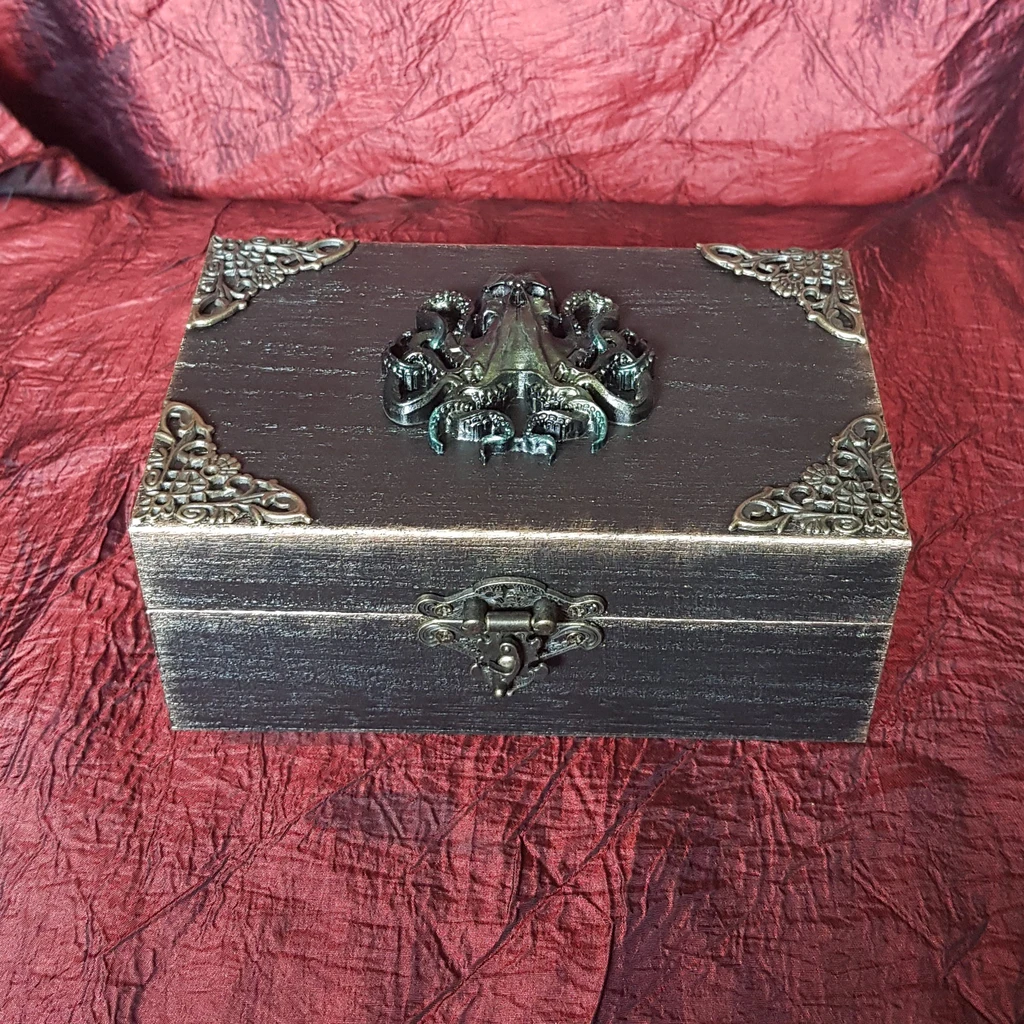 Cette boîte en bois décorée Kraken vous plongera dans les mondes anciens, un hommage aux crétures poulpesque de Lovecraft.