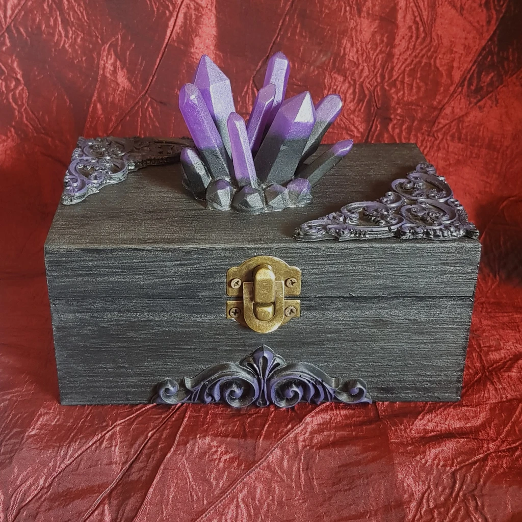 Cette boîte en bois décorée witchy cristaux violet fera le plaisir des sorcières pour y ranger leur trésor. Avec un camé crâne de corbeau à l'intérieur!