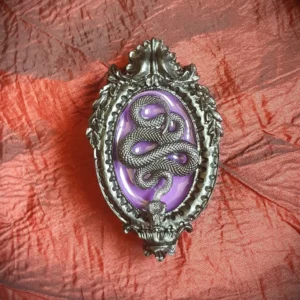 Cette broche camé gothique serpent est un bijou original qui allie l'élégance du camé gothique victorien avec la symbolique mystérieuse du serpent.