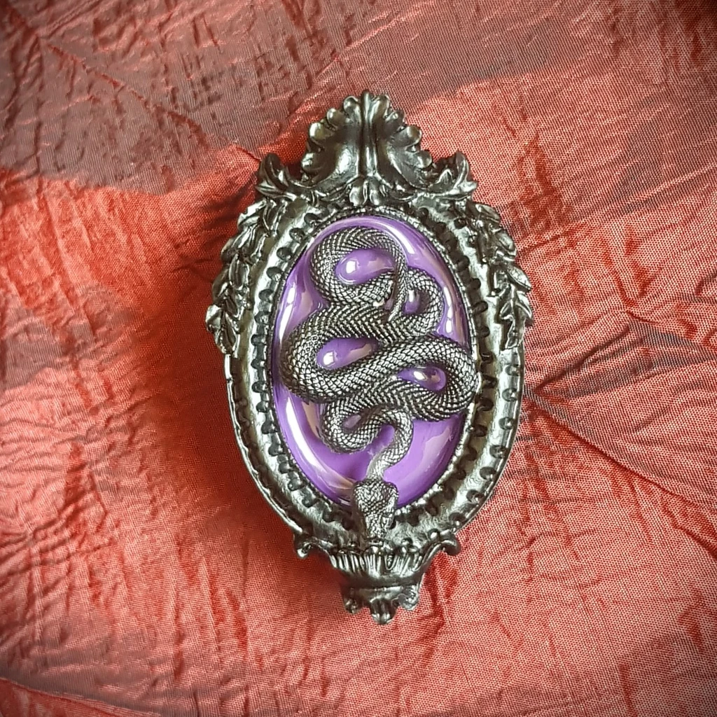 Cette broche camé gothique serpent est un bijou original qui allie l'élégance du camé gothique victorien avec la symbolique mystérieuse du serpent.